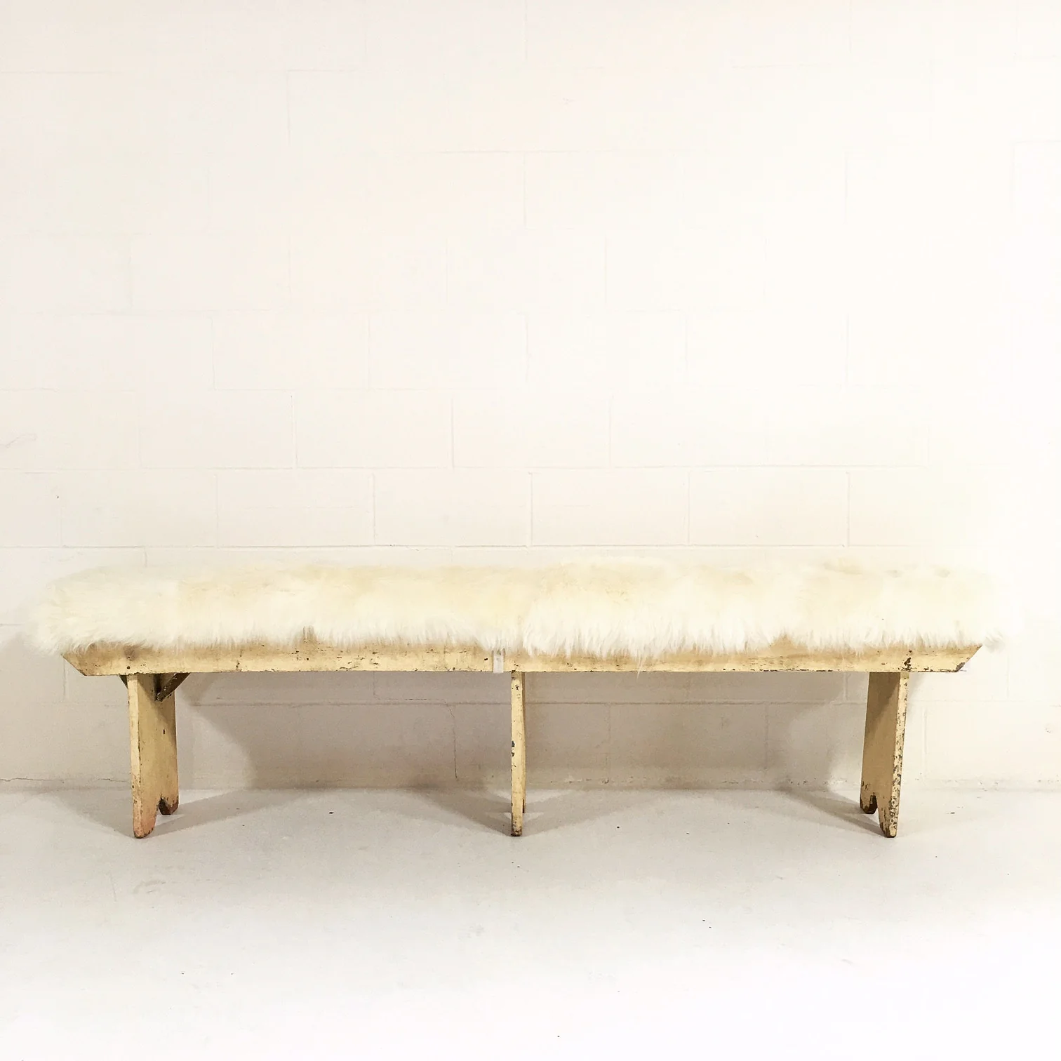 Farmhouse Bench with Sheepskin Cushion - Image 5