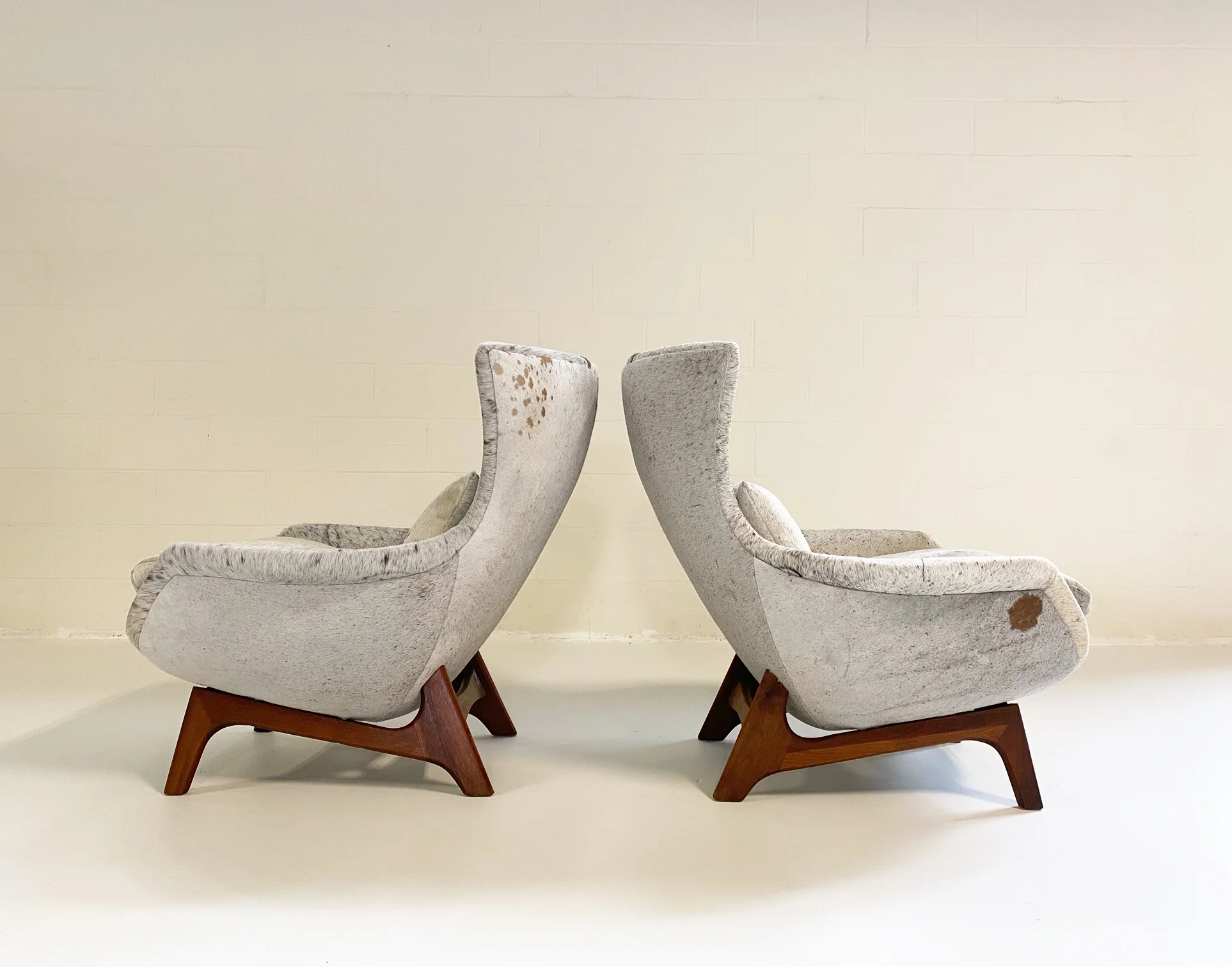 Wingback Lounge Chairs in Brazilian Cowhide, pair - Image 6