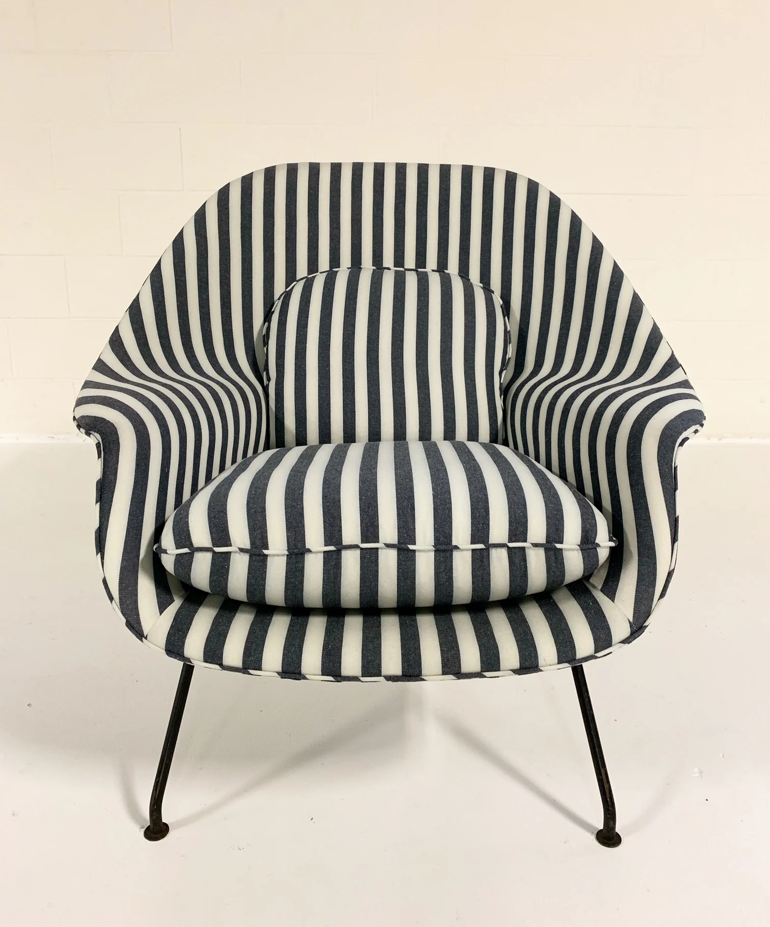 Eero Saarinen Womb Chair and Ottoman - Image 10