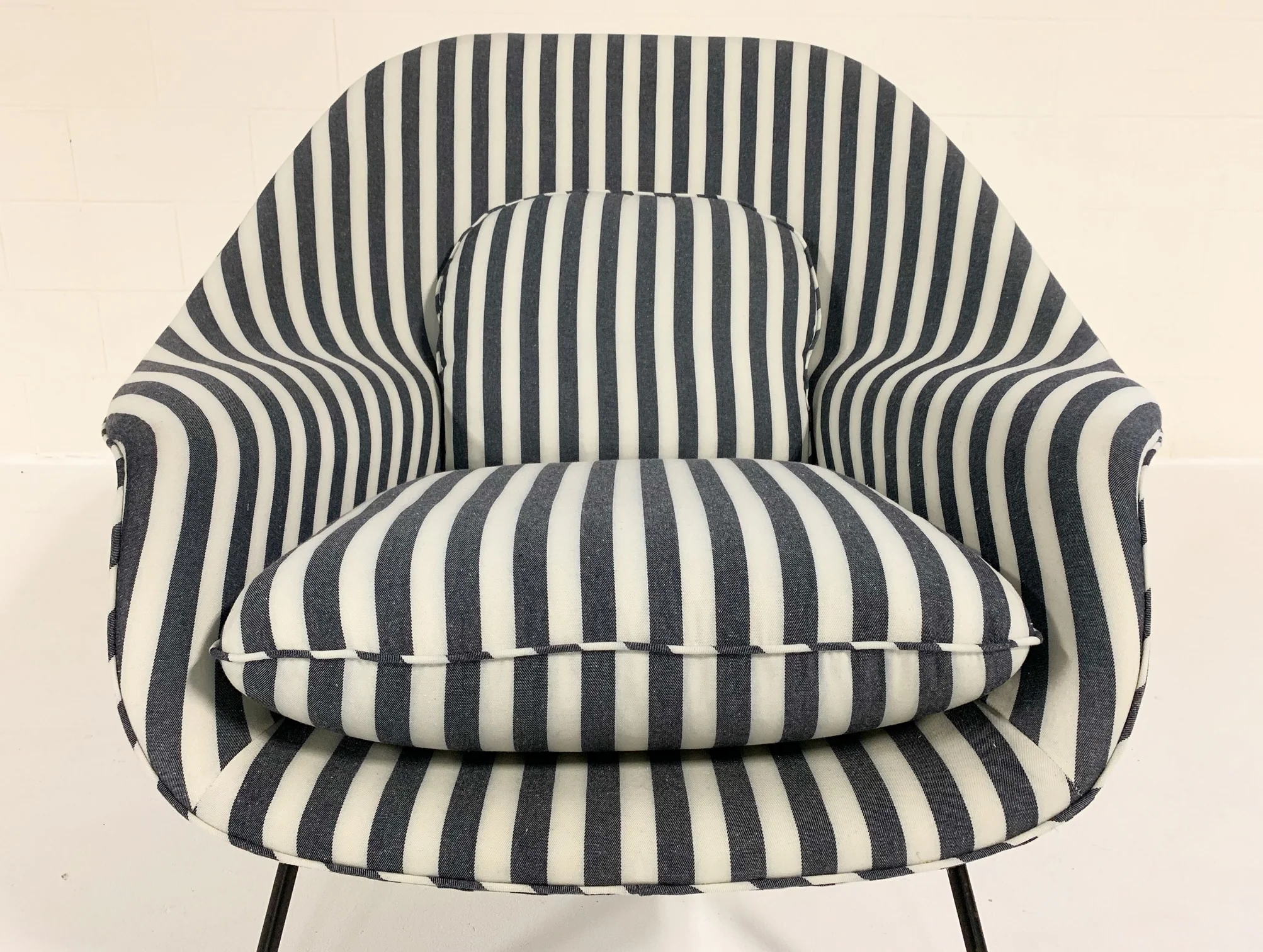 Eero Saarinen Womb Chair and Ottoman - Image 2