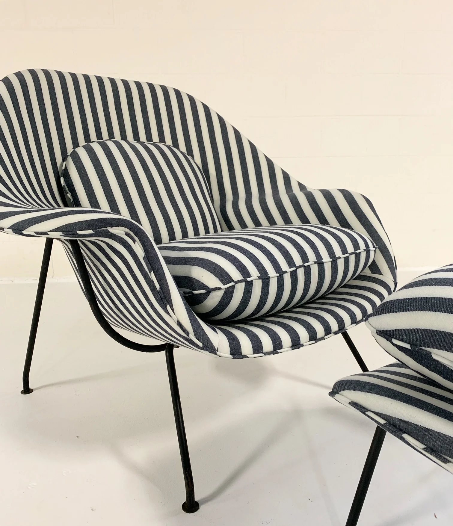 Eero Saarinen Womb Chair and Ottoman - Image 3