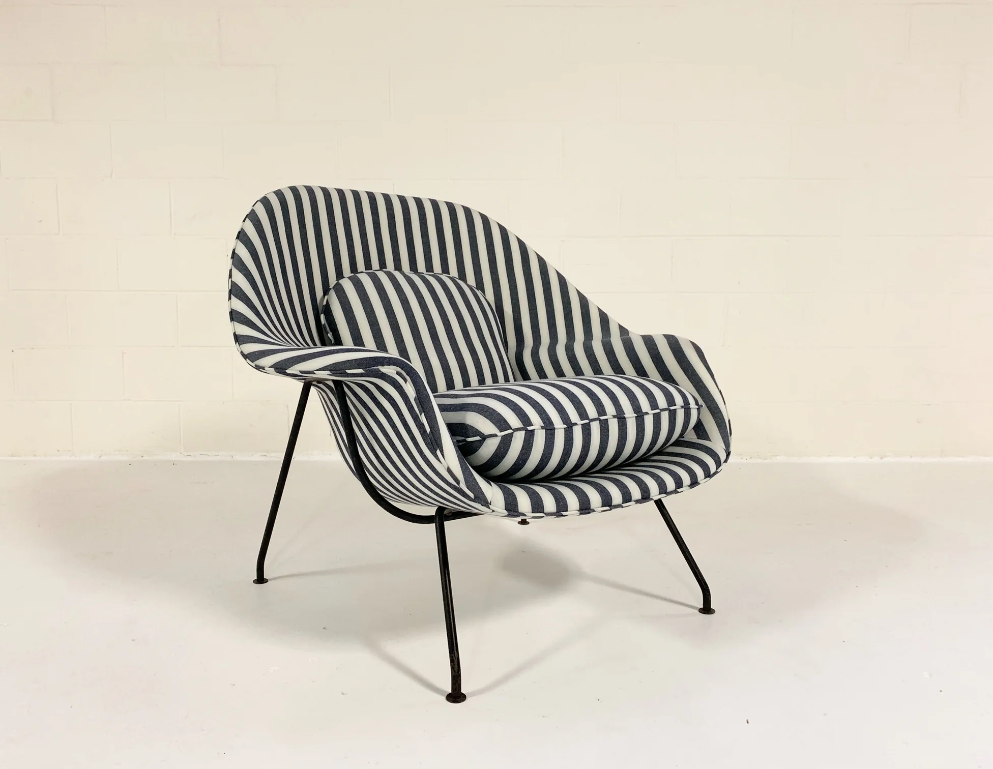 Eero Saarinen Womb Chair and Ottoman - Image 4