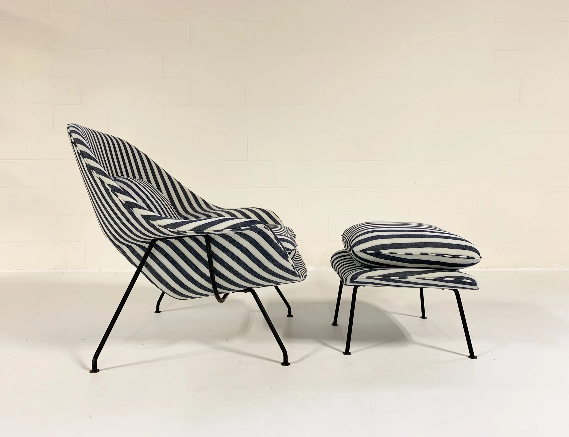 Eero Saarinen Womb Chair and Ottoman - Image 5