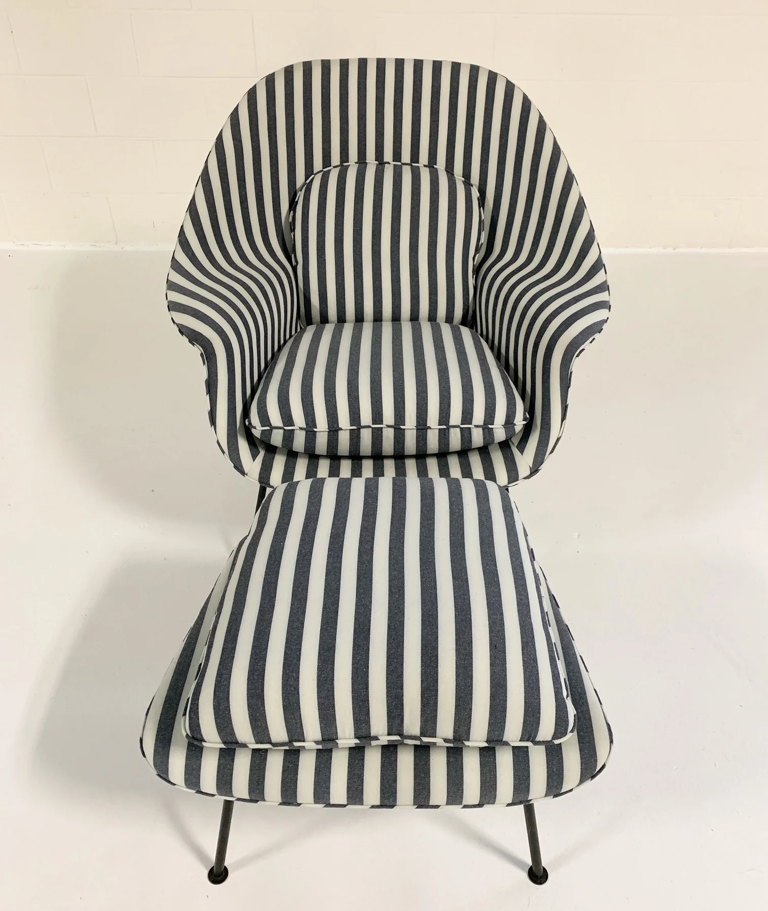 Eero Saarinen Womb Chair and Ottoman - Image 7