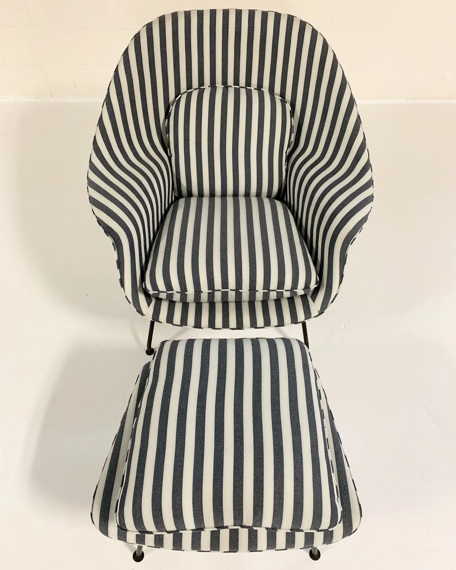Eero Saarinen Womb Chair and Ottoman - Image 8